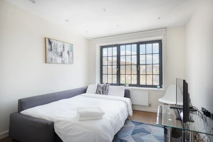 Flat Keystone Crescent in Greater London