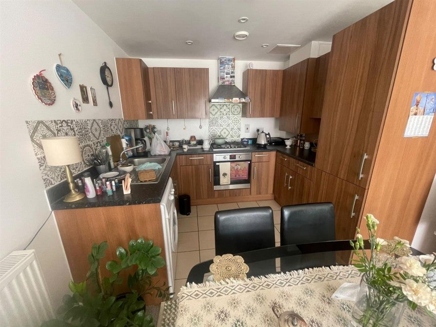 Flat Fairfield Road in Greater London