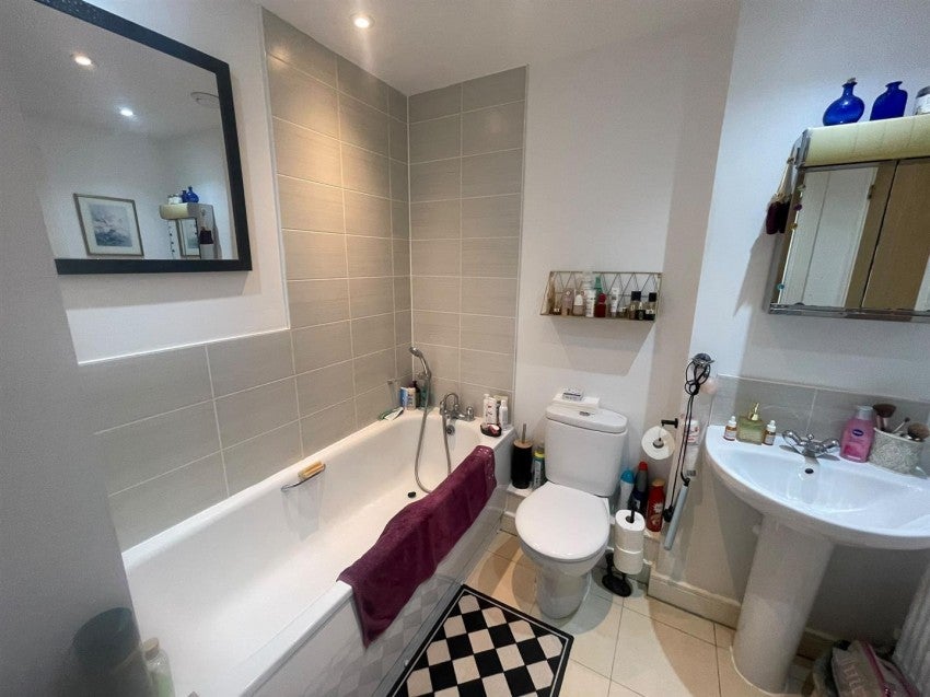 Flat Fairfield Road in Greater London