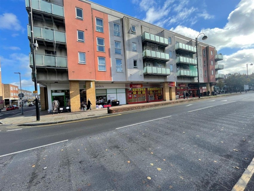 Flat Fairfield Road in Greater London