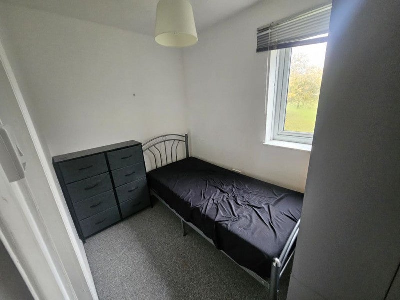 Flat Paddock Close in Bristol