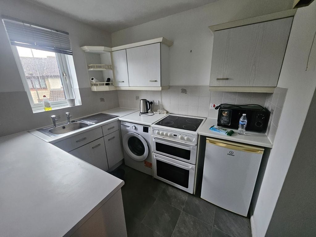 Flat Paddock Close in Bristol