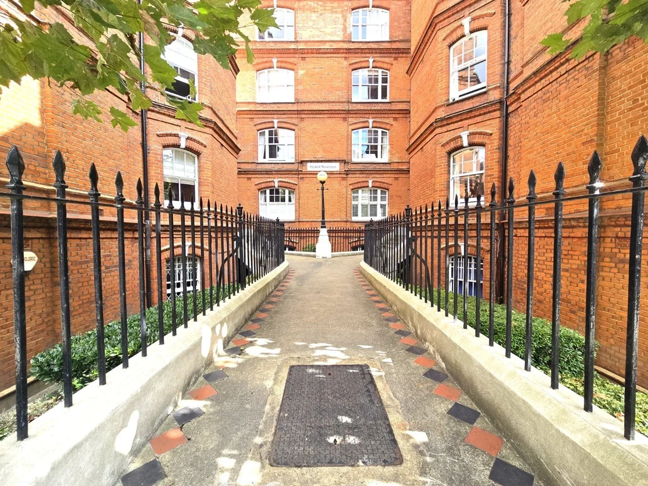 Flat Queen's Club Gardens in Greater London