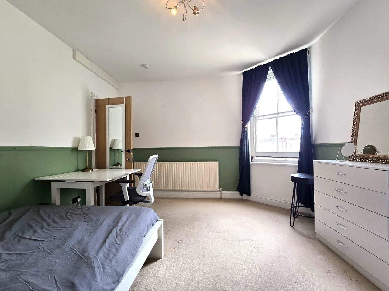 Flat Queen's Club Gardens in Greater London