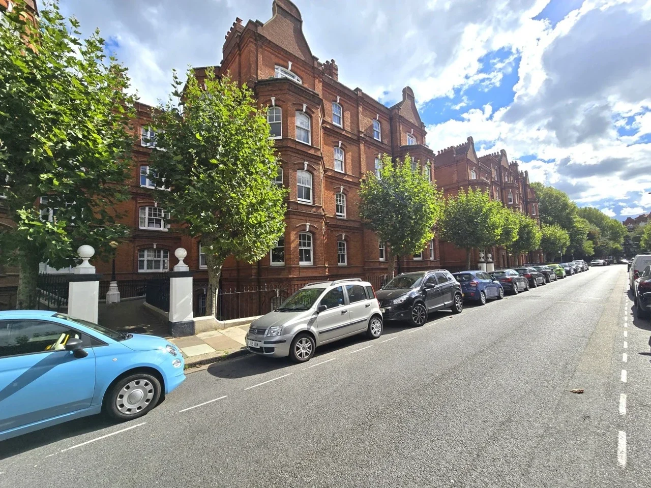 Flat Queen's Club Gardens in Greater London