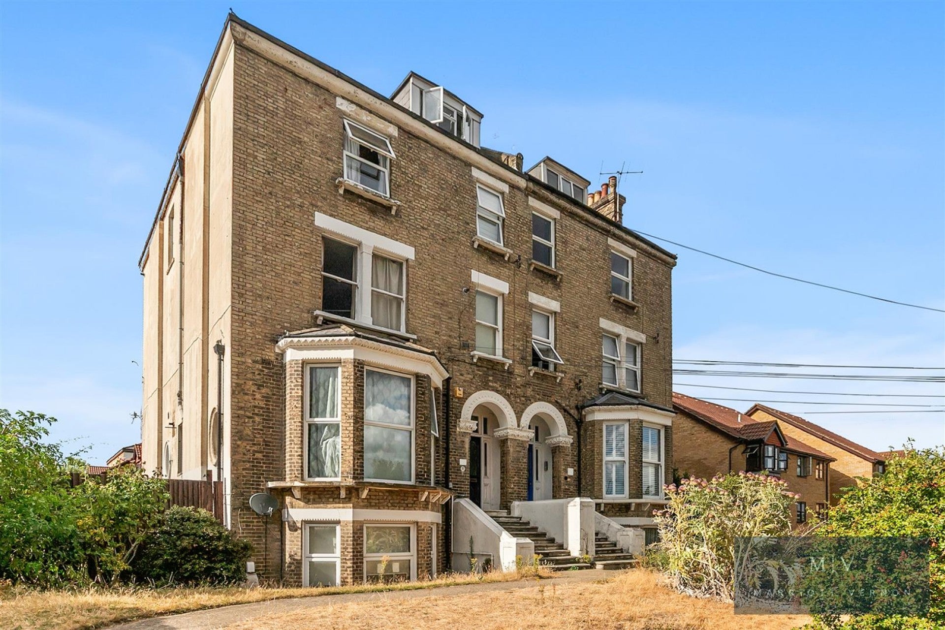 Flat Warham Road in Greater London