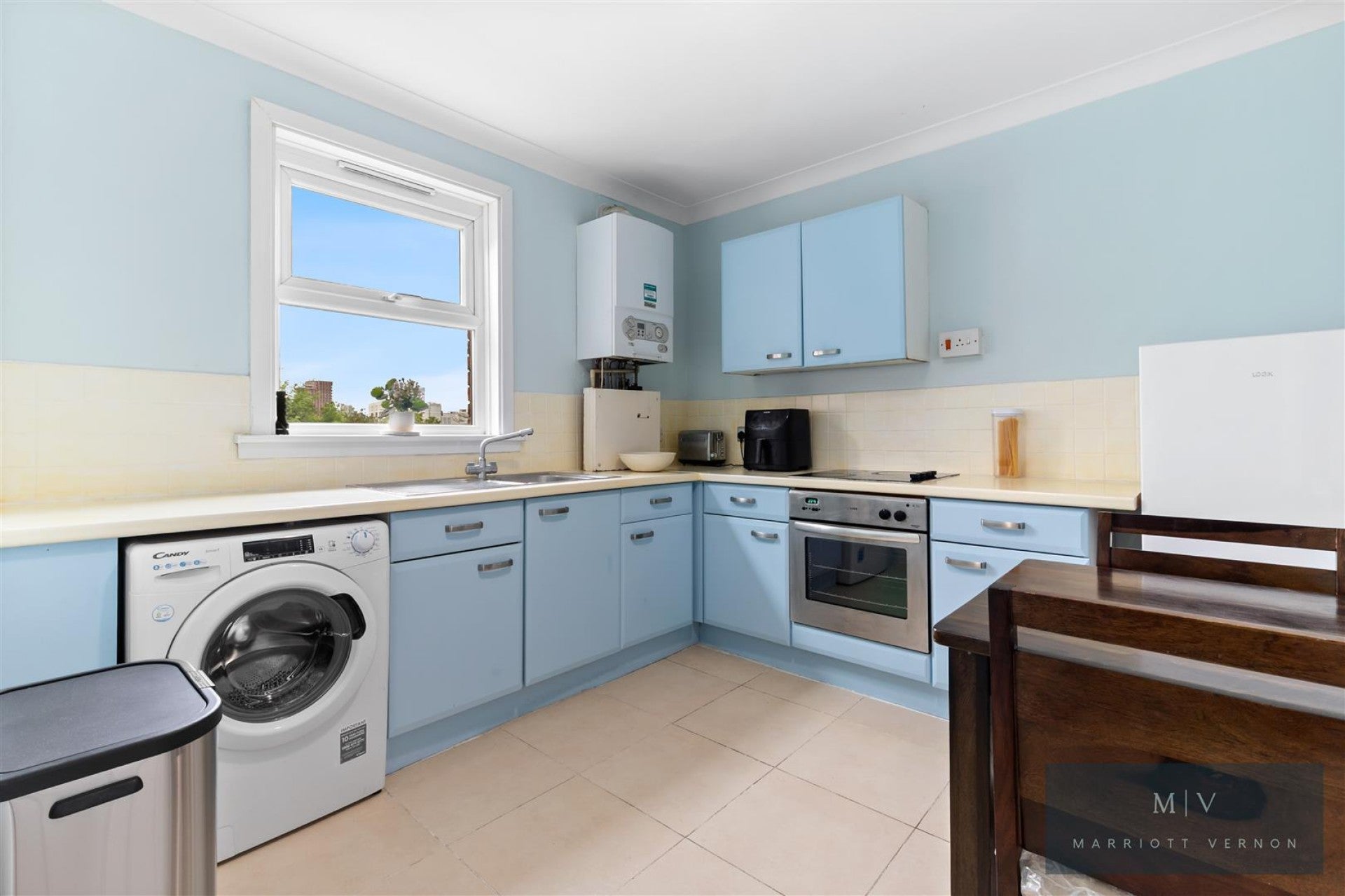 Flat Warham Road in Greater London
