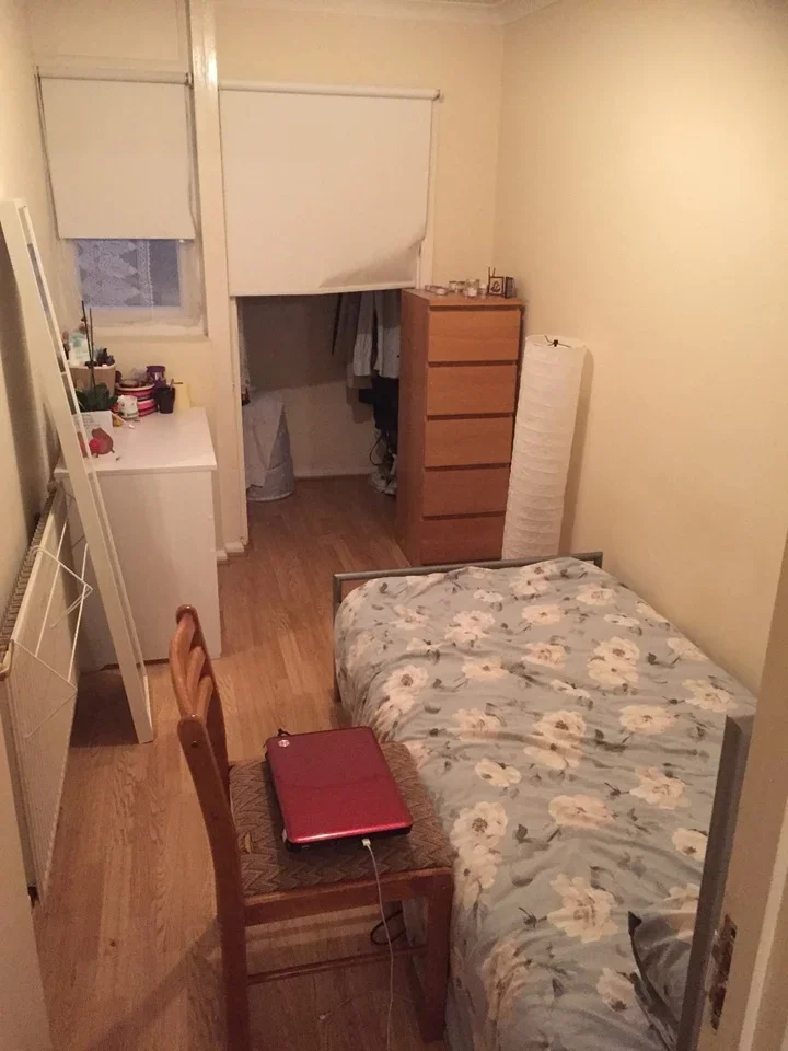 Room Barnhill Road in Greater London