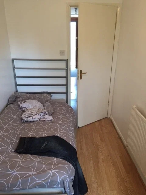 Room Barnhill Road in Greater London