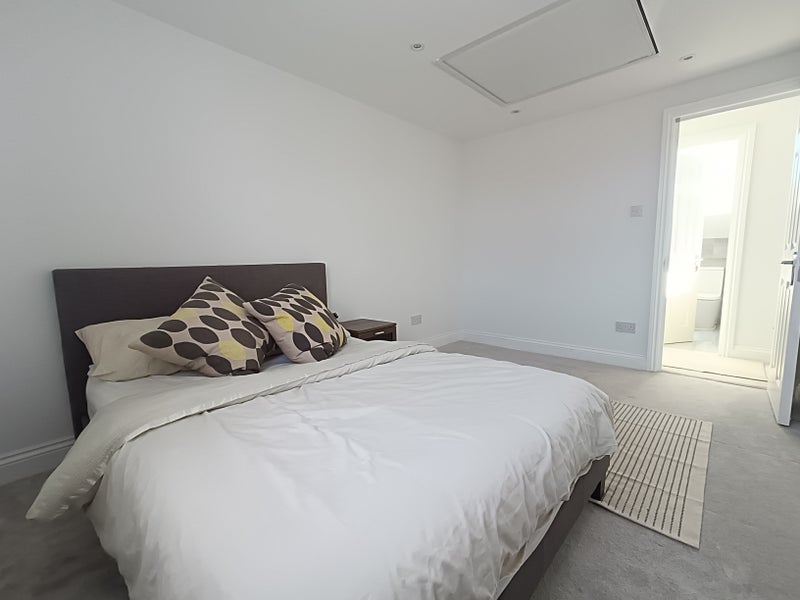 Room Pirbright Road in Greater London