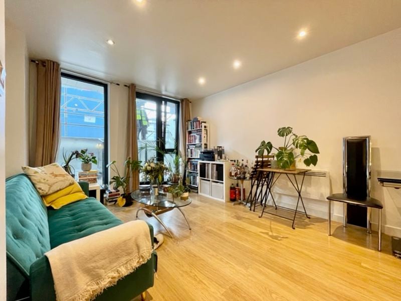 Flat Webber Street in Greater London