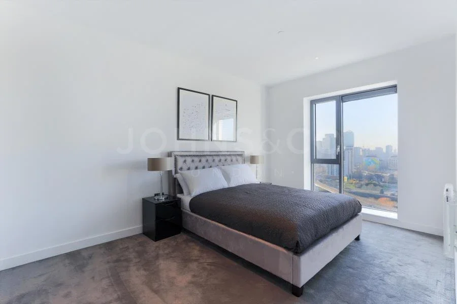 Flat Botanic Square in Greater London