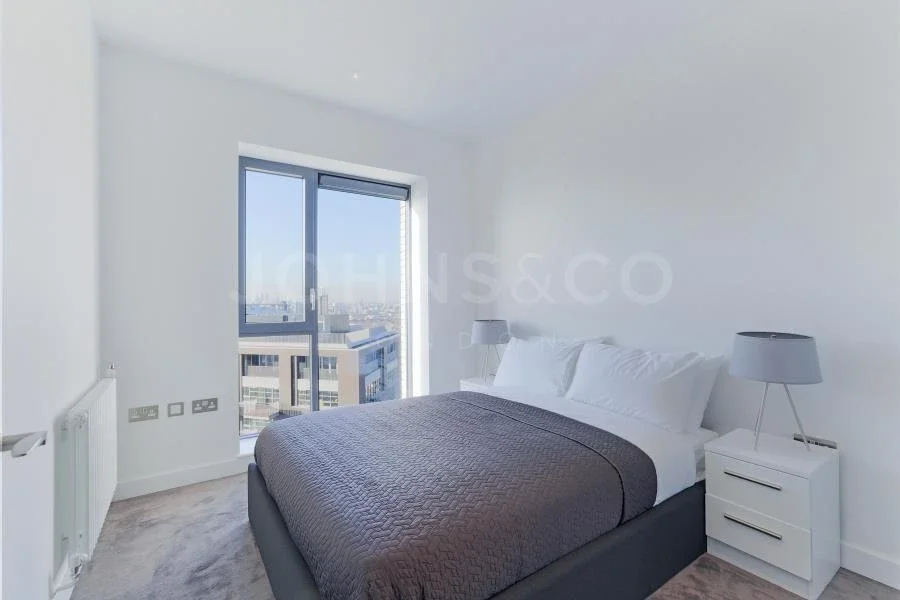 Flat Botanic Square in Greater London