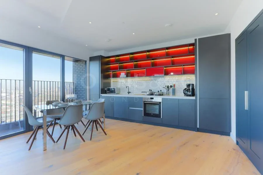 Flat Botanic Square in Greater London