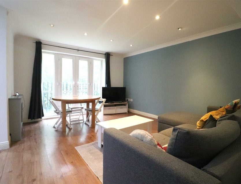 Flat Lindie Gardens in Greater London