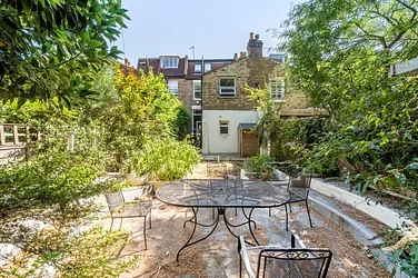 Flat Harbut Road in Greater London