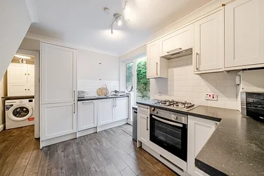 Flat Harbut Road in Greater London