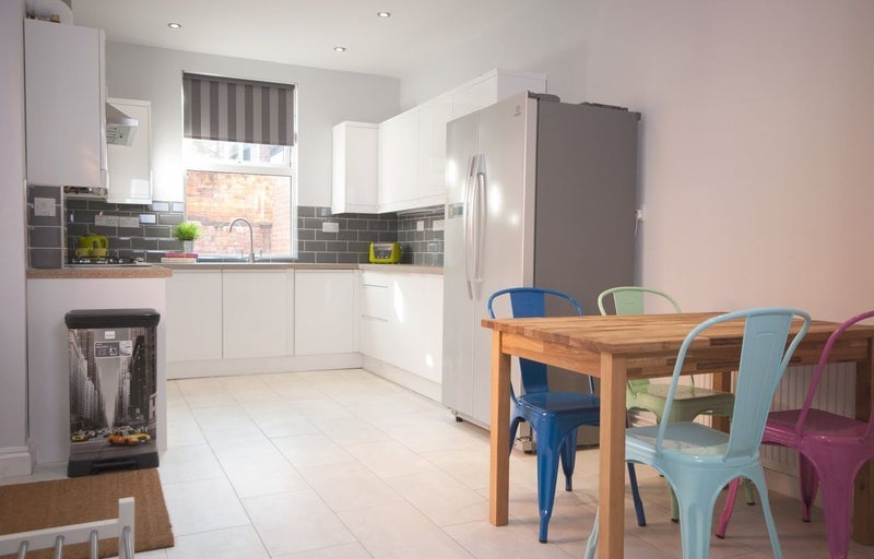 Room Rolleston Drive in Nottingham