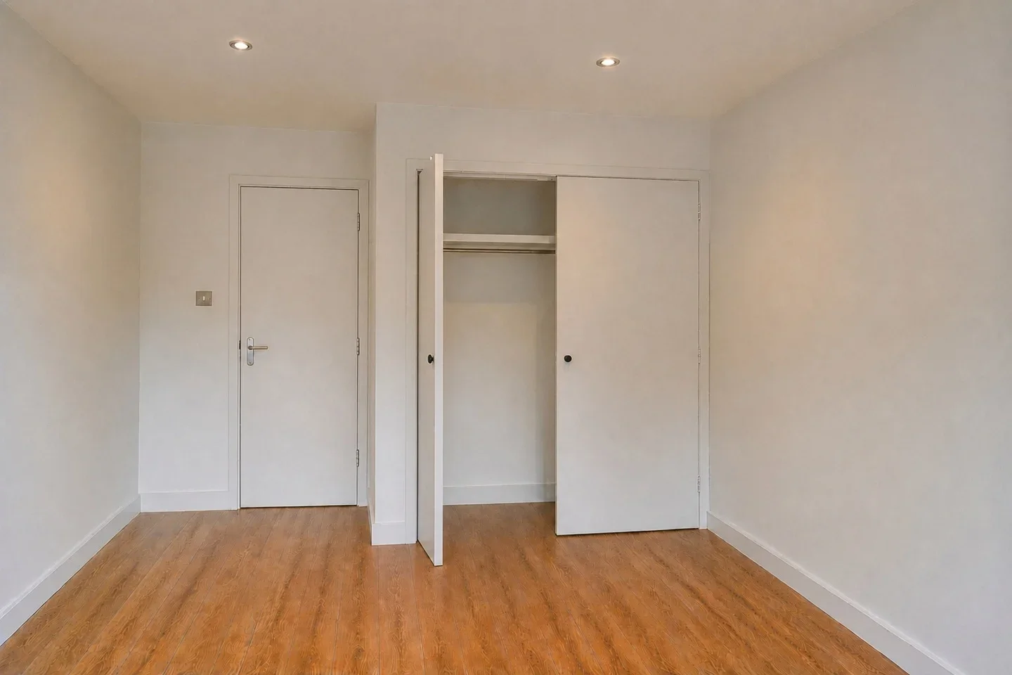 Flat Holmesdale Road in Greater London