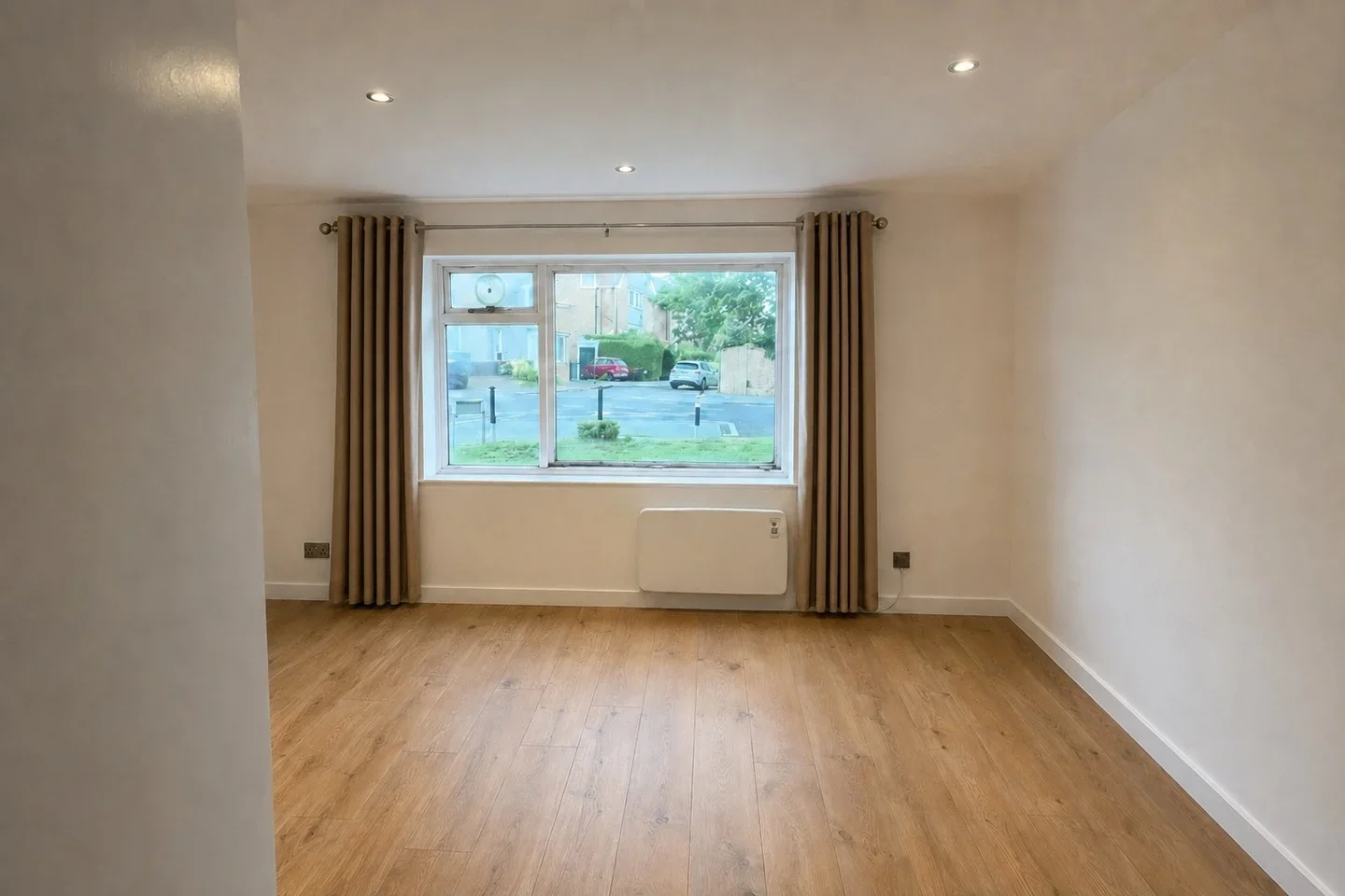 Flat Holmesdale Road in Greater London