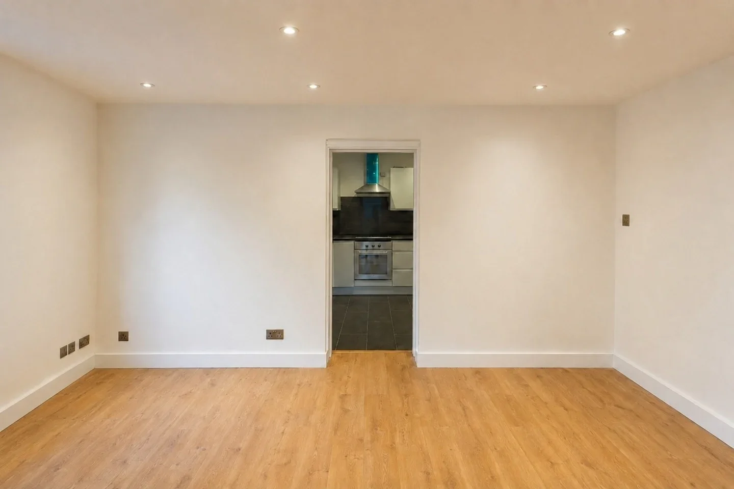 Flat Holmesdale Road in Greater London