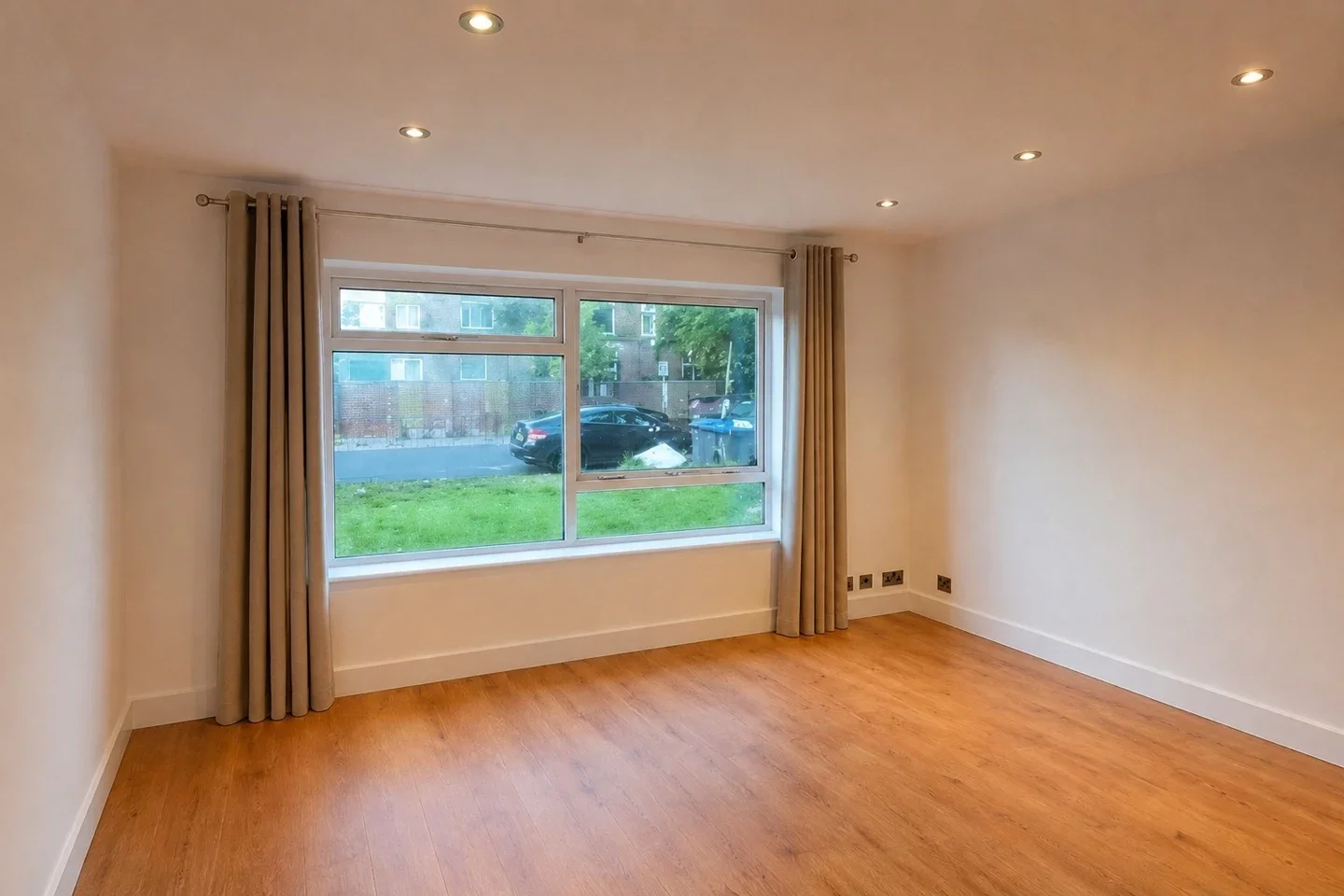 Flat Holmesdale Road in Greater London