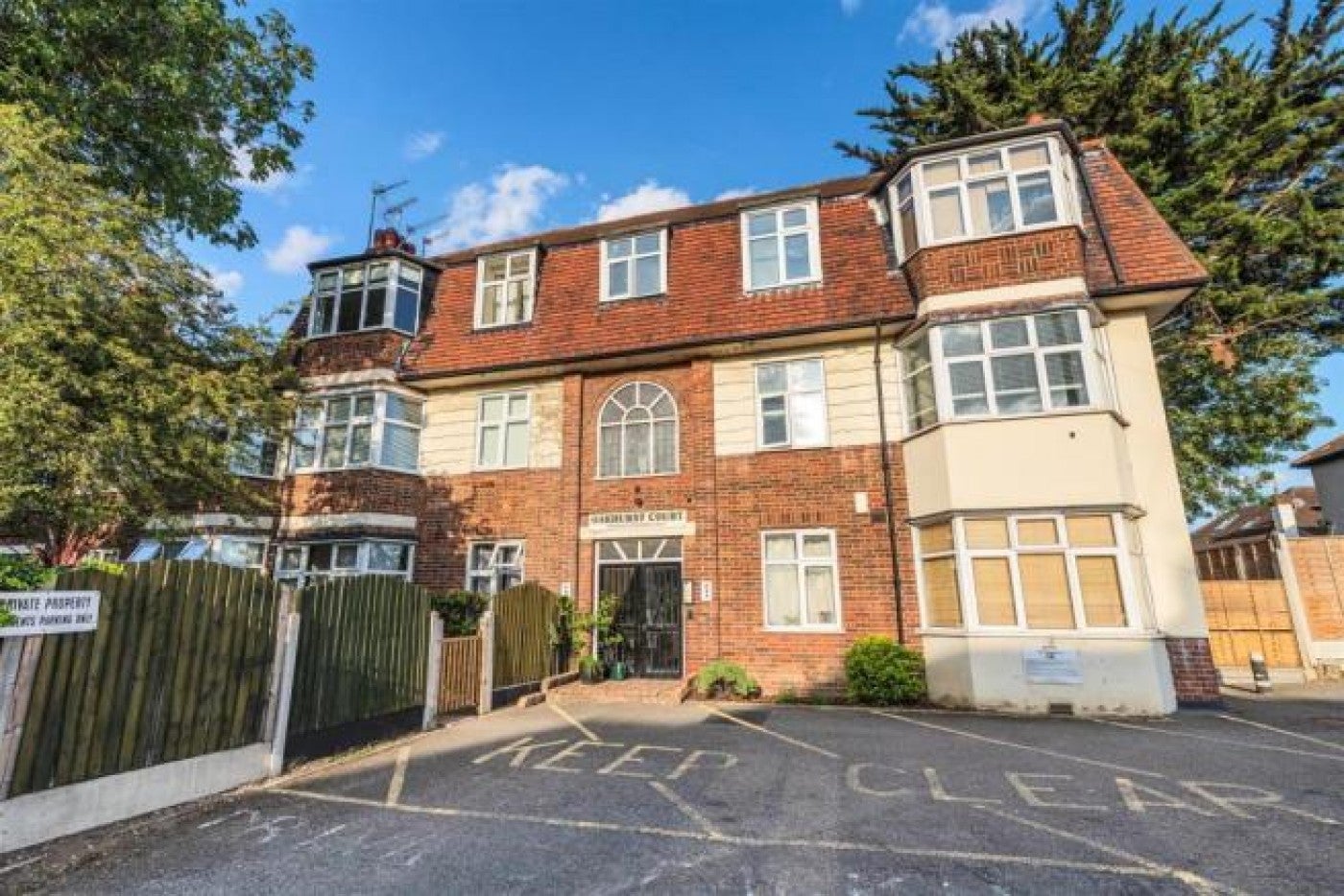 Flat Woodford New Road in Greater London