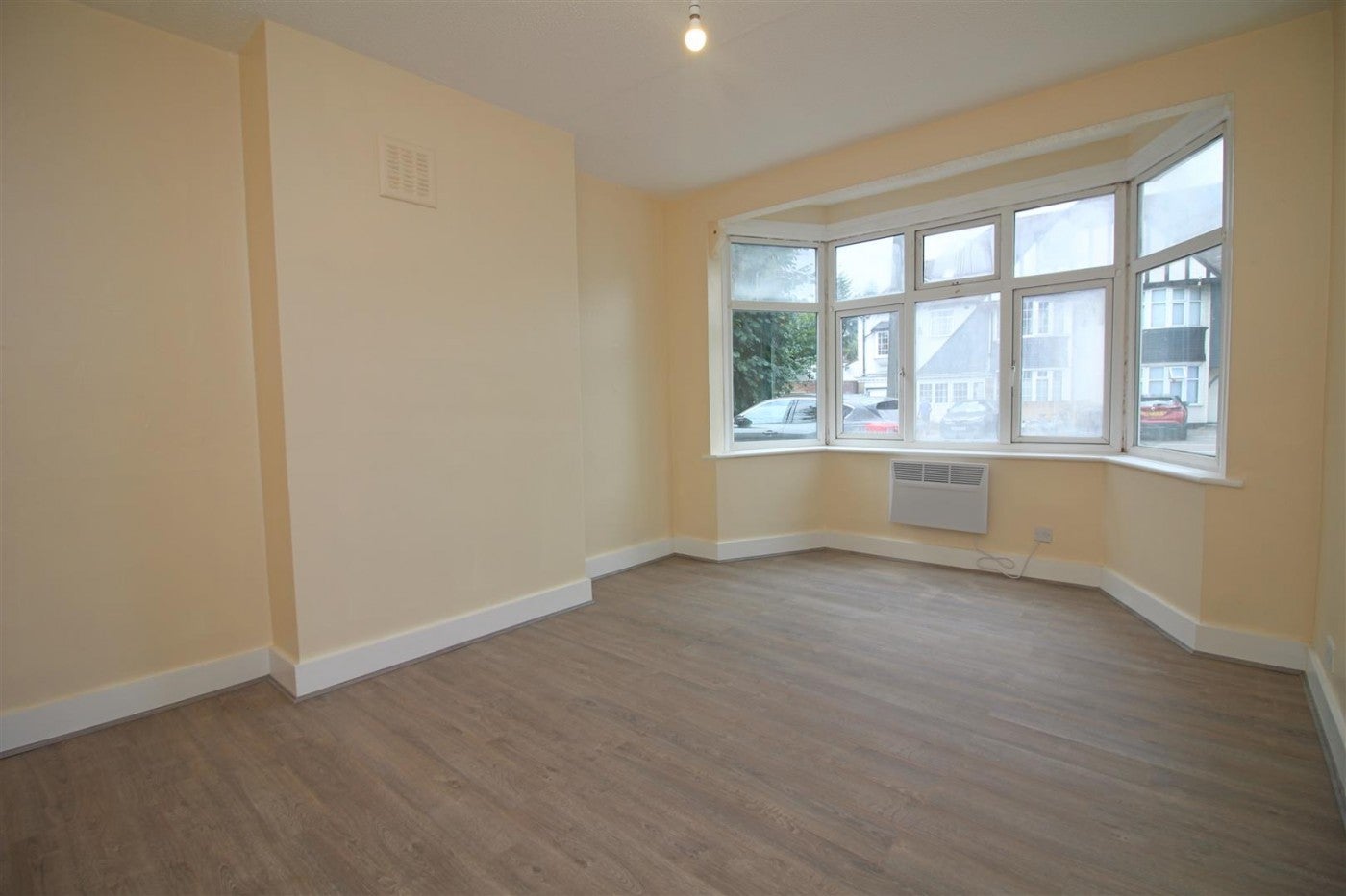 Flat Woodford New Road in Greater London