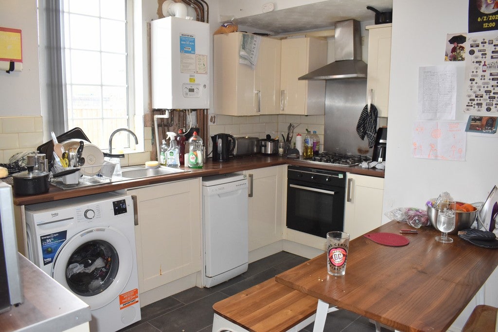 Flat Heyscroft Road in Manchester