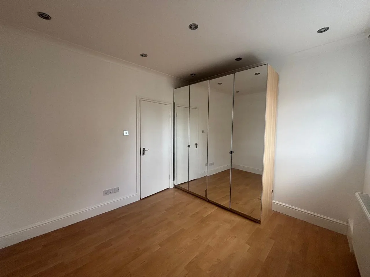 Flat Sandringham Road in Greater London