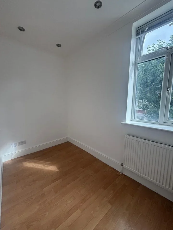 Flat Sandringham Road in Greater London