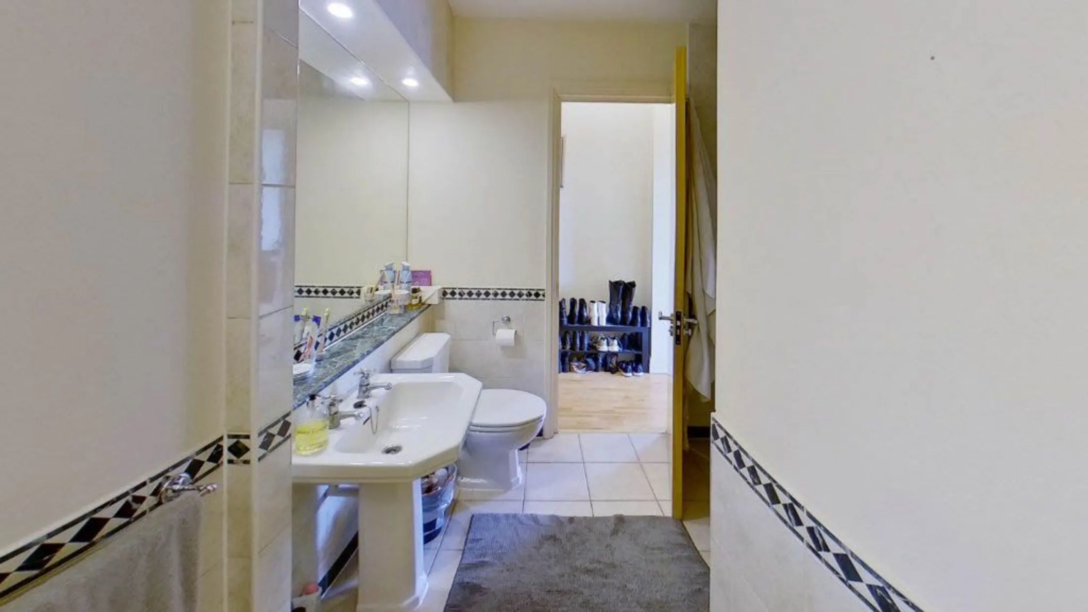 Flat Prescot Street in Greater London