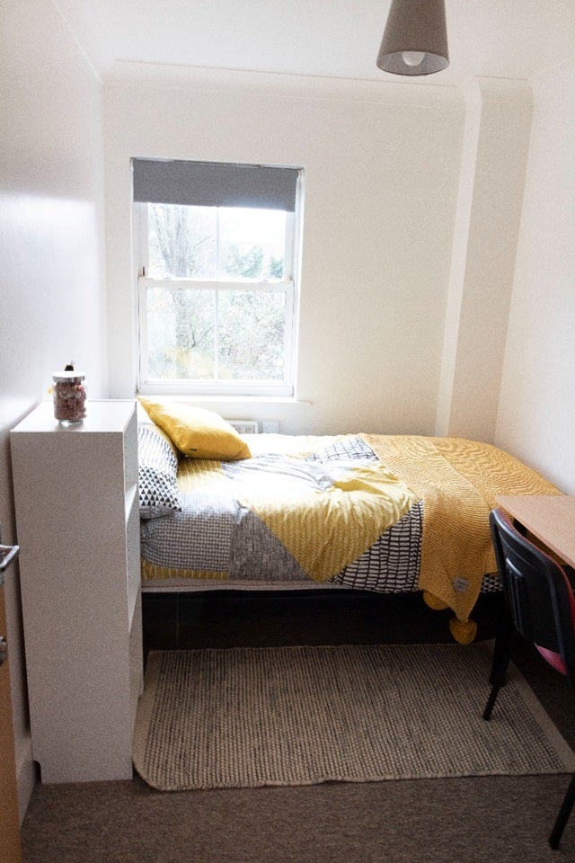 Flat Barfield Close in Winchester
