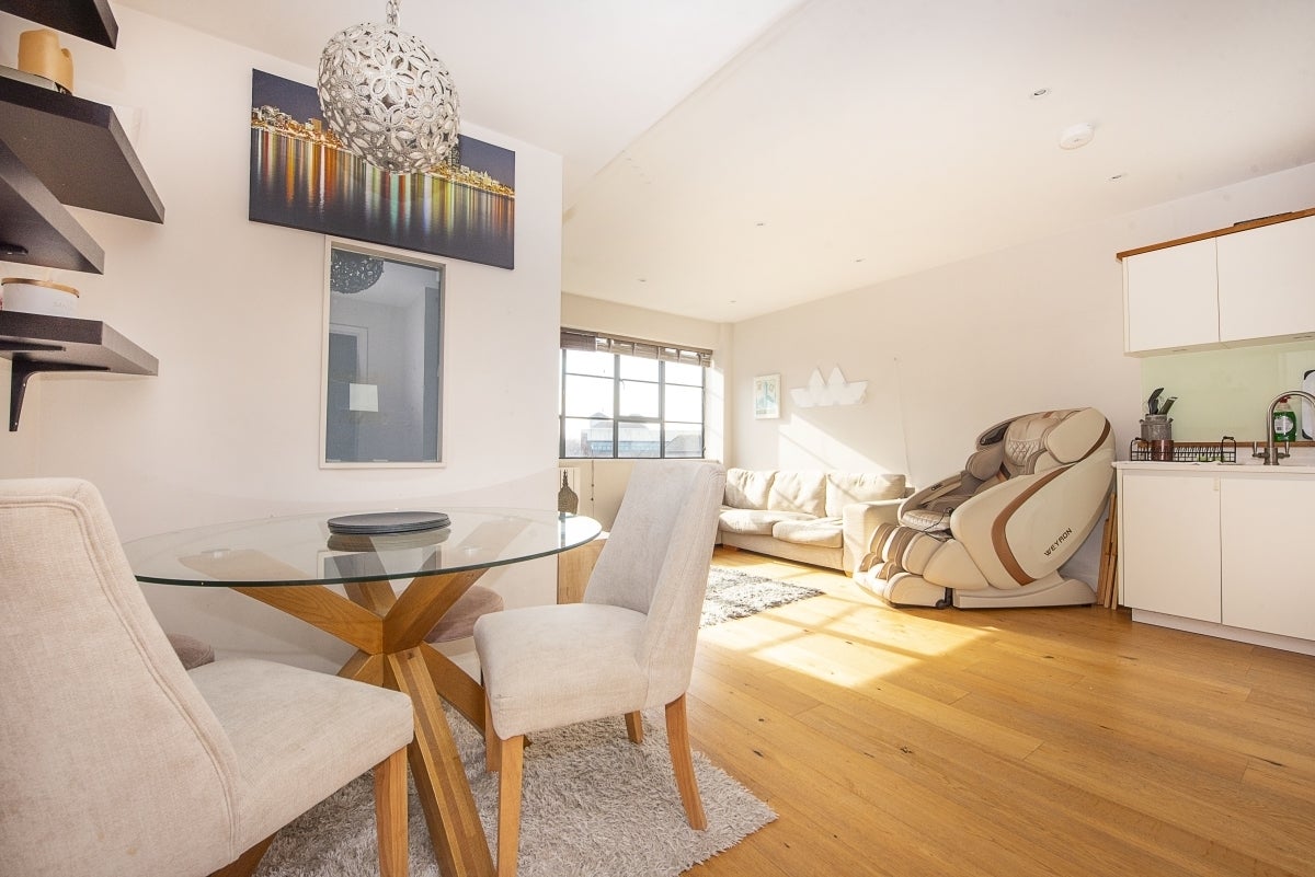Flat Cowleaze Road in Greater London