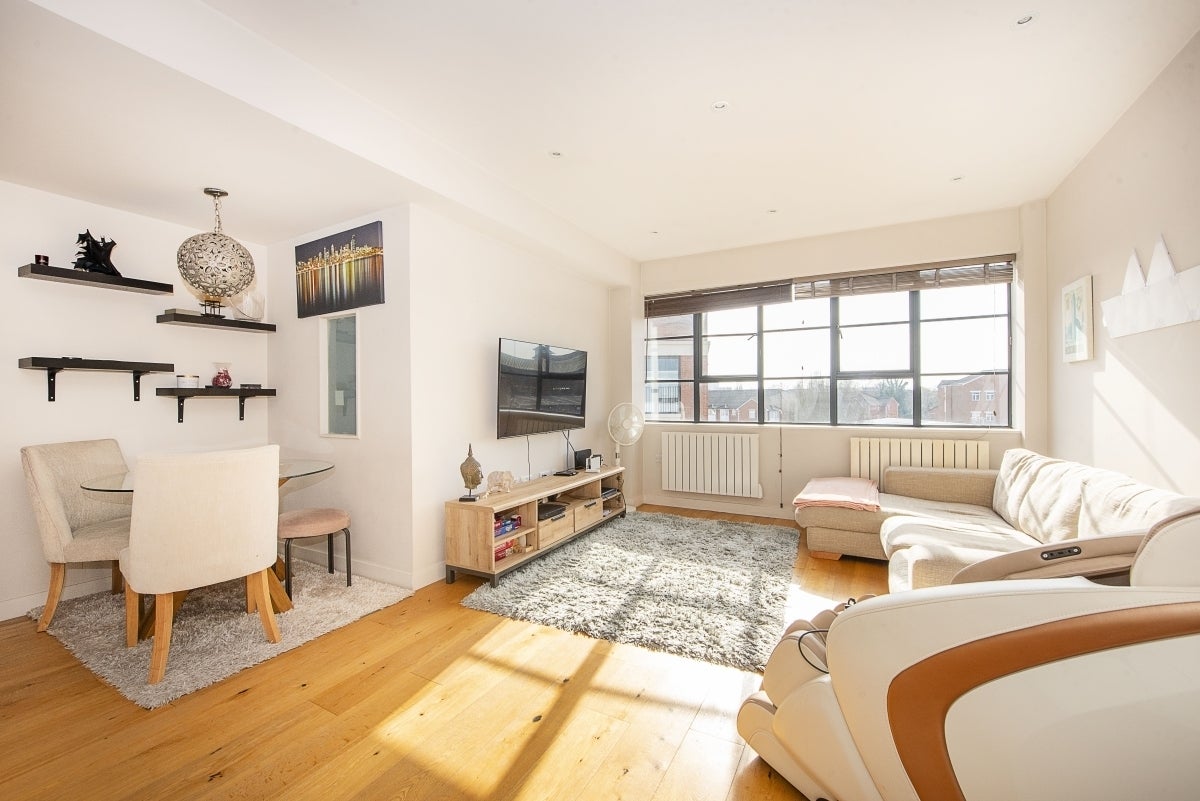 Flat Cowleaze Road in Greater London