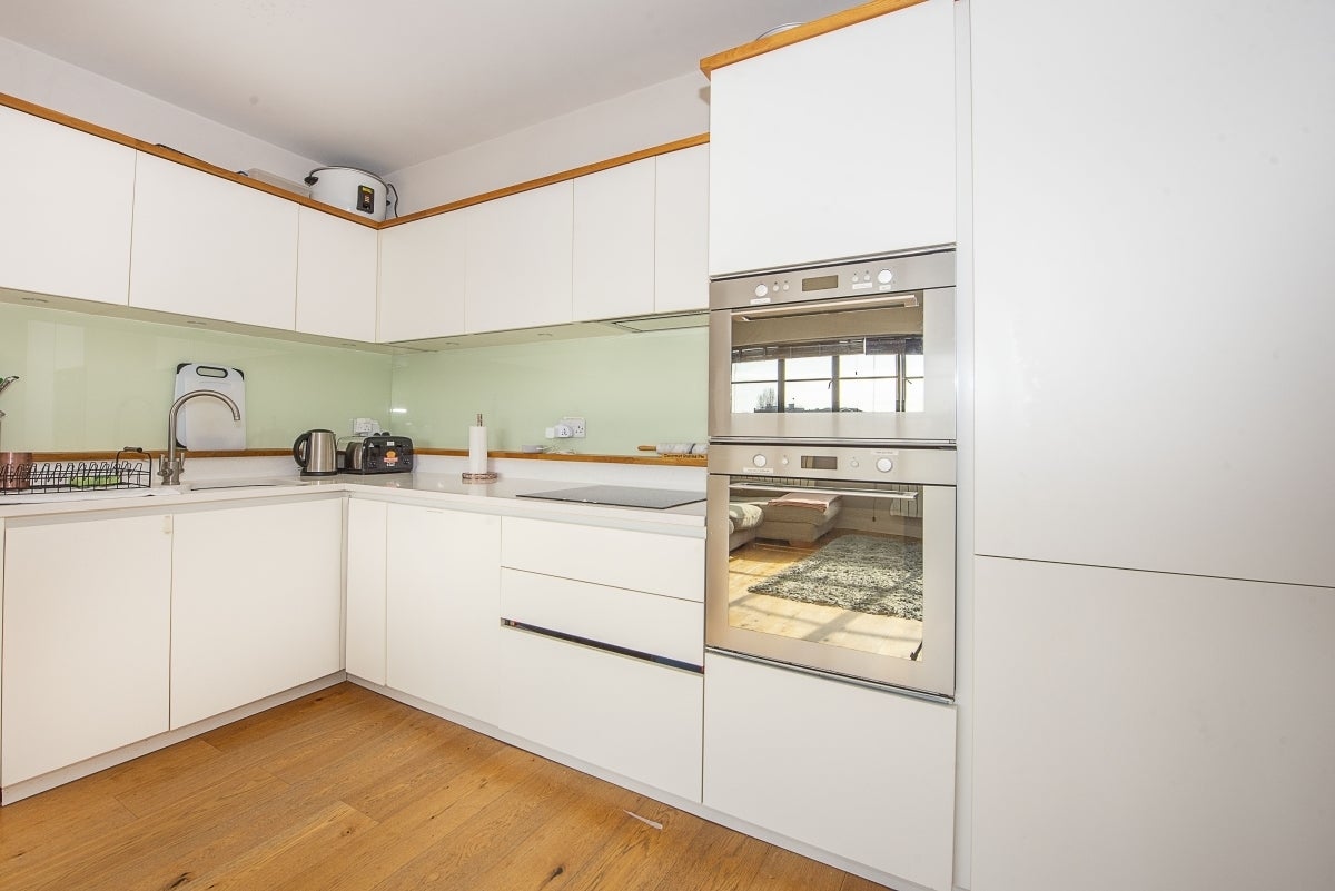 Flat Cowleaze Road in Greater London