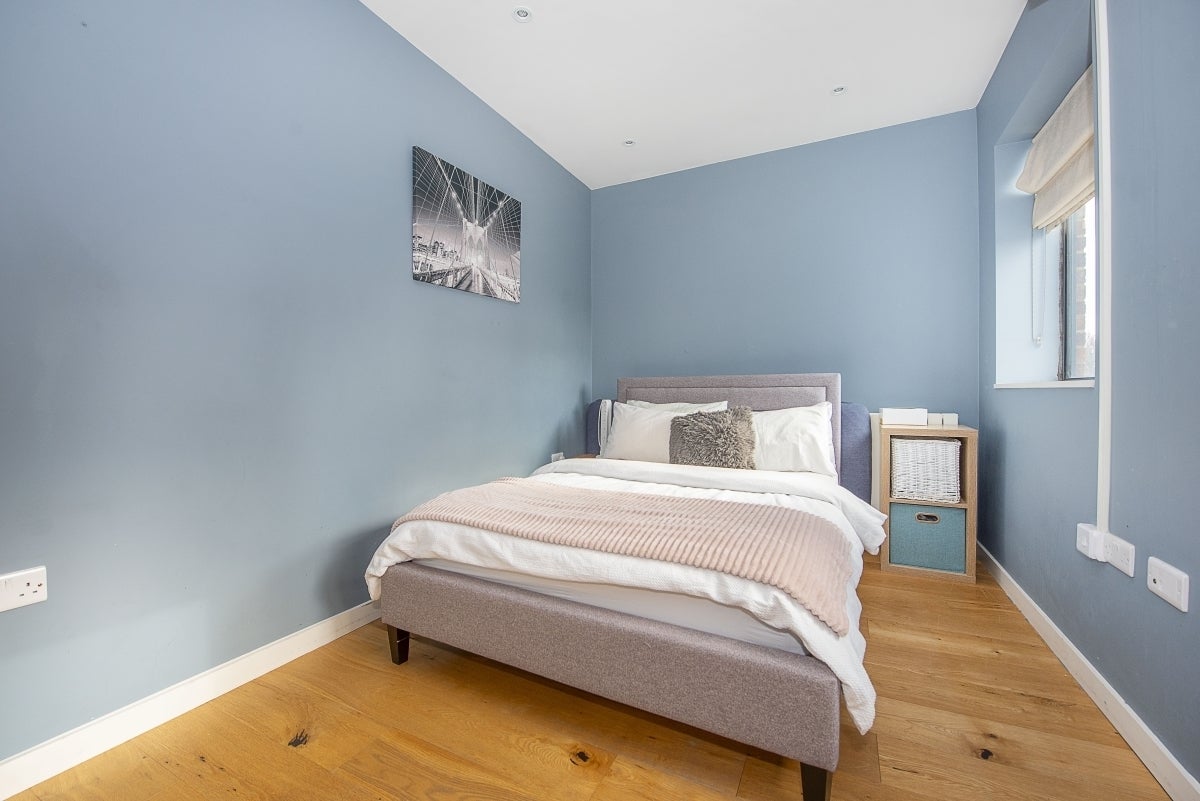 Flat Cowleaze Road in Greater London