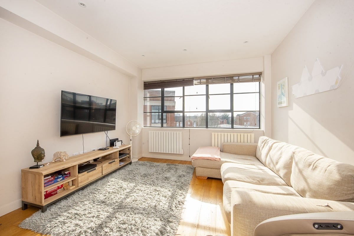 Flat Cowleaze Road in Greater London