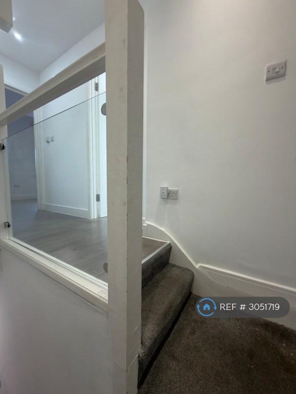 Flat Oakleigh Road North in Greater London