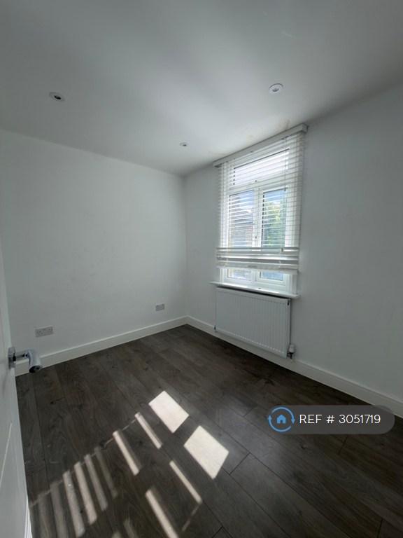 Flat Oakleigh Road North in Greater London