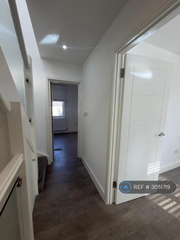 Flat Oakleigh Road North in Greater London