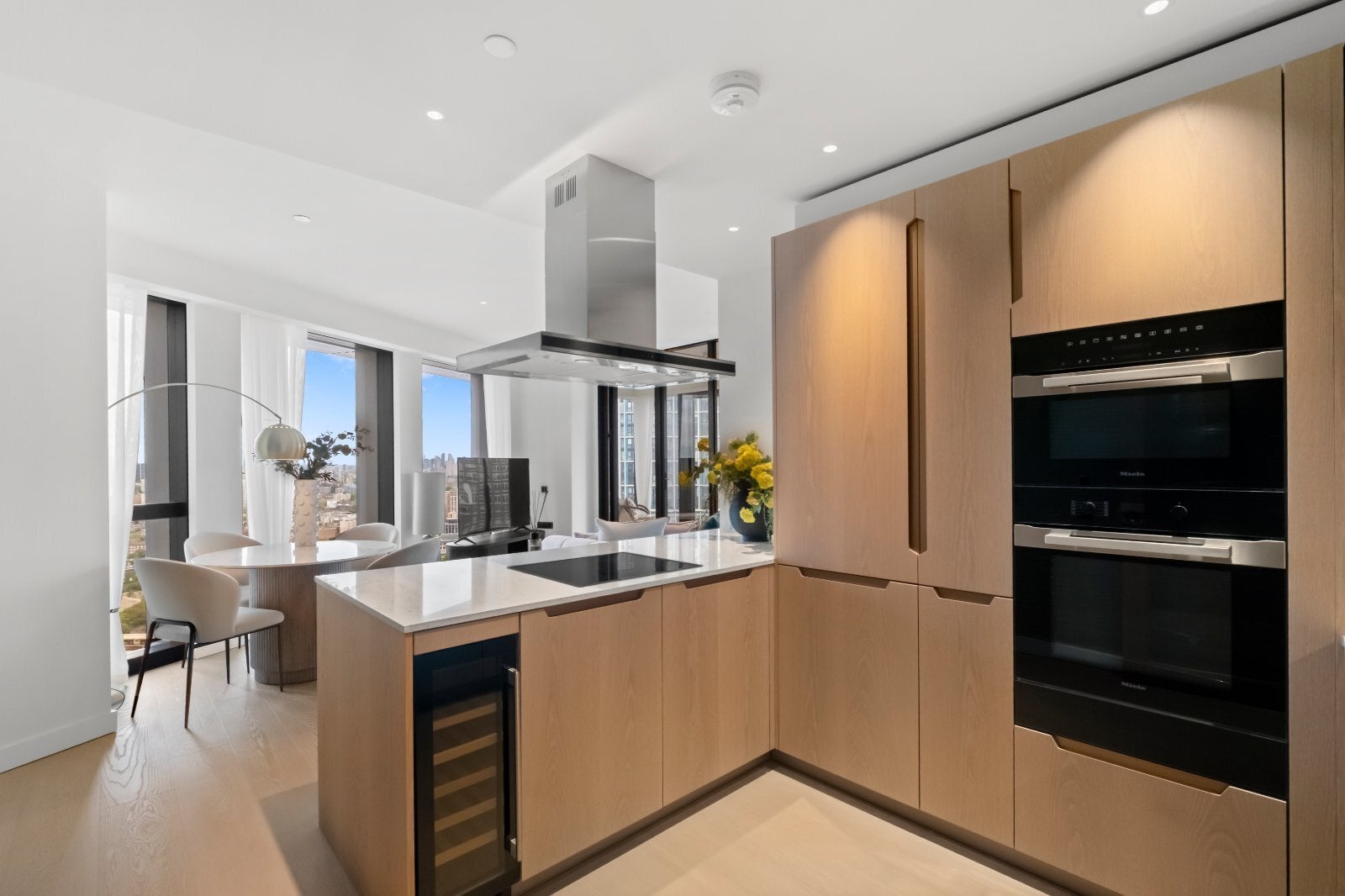 Flat Nine Elms Lane in Greater London