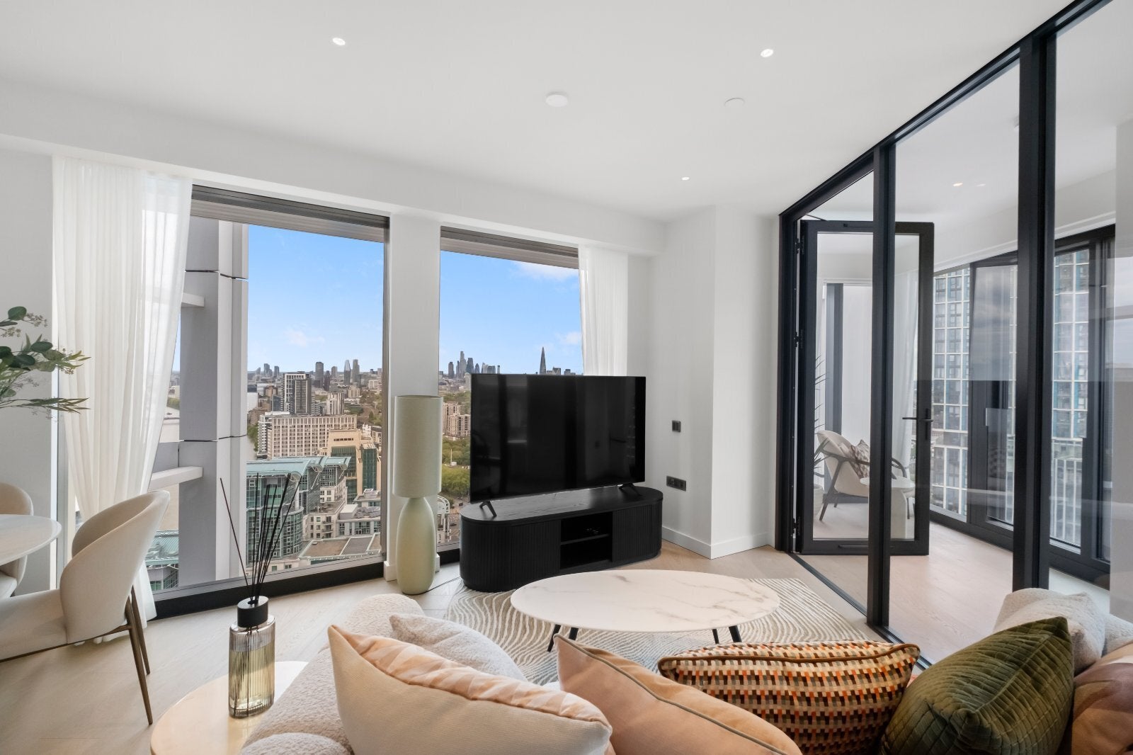 Flat Nine Elms Lane in Greater London