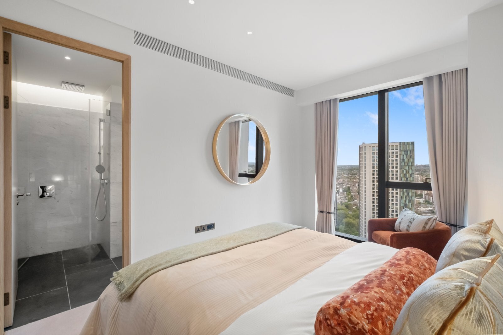 Flat Nine Elms Lane in Greater London