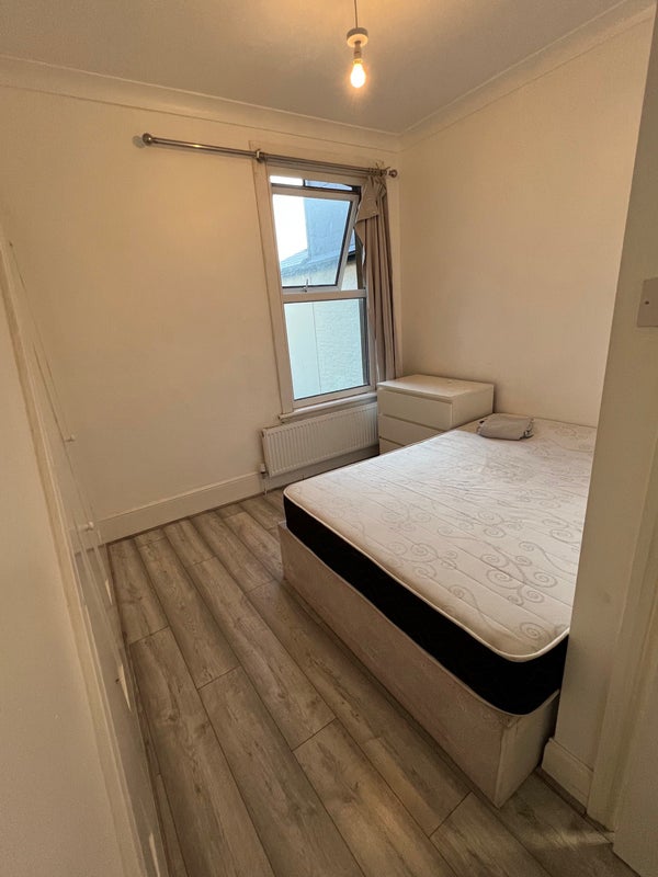 Room Frant Road in Greater London