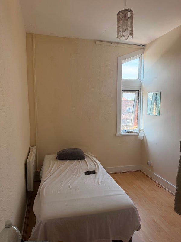 Room Gladstone Avenue in Greater London
