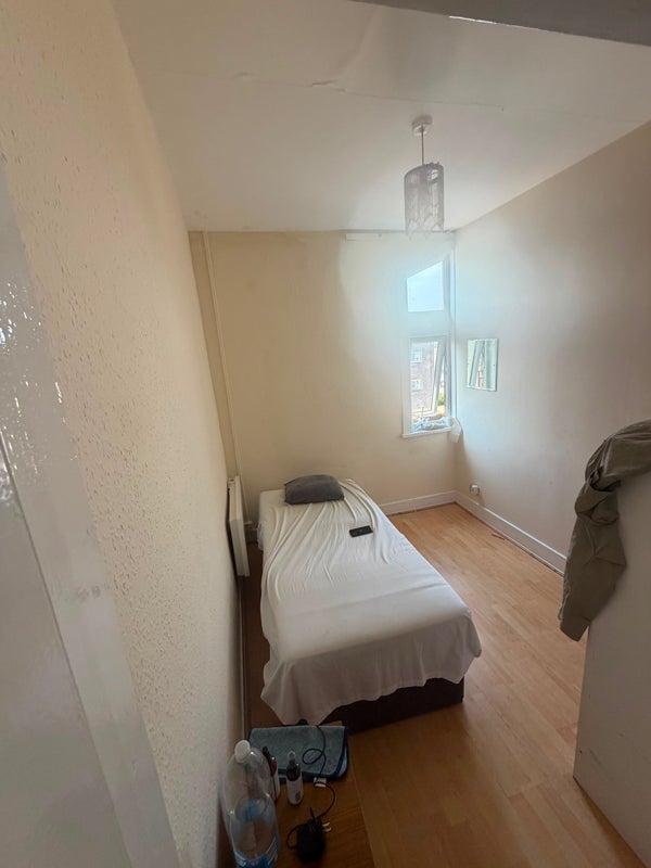 Room Gladstone Avenue in Greater London