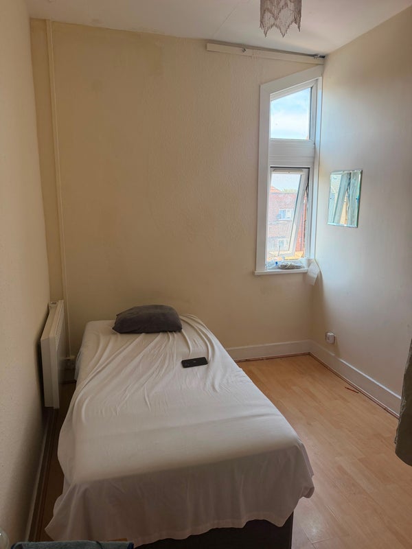 Room Gladstone Avenue in Greater London