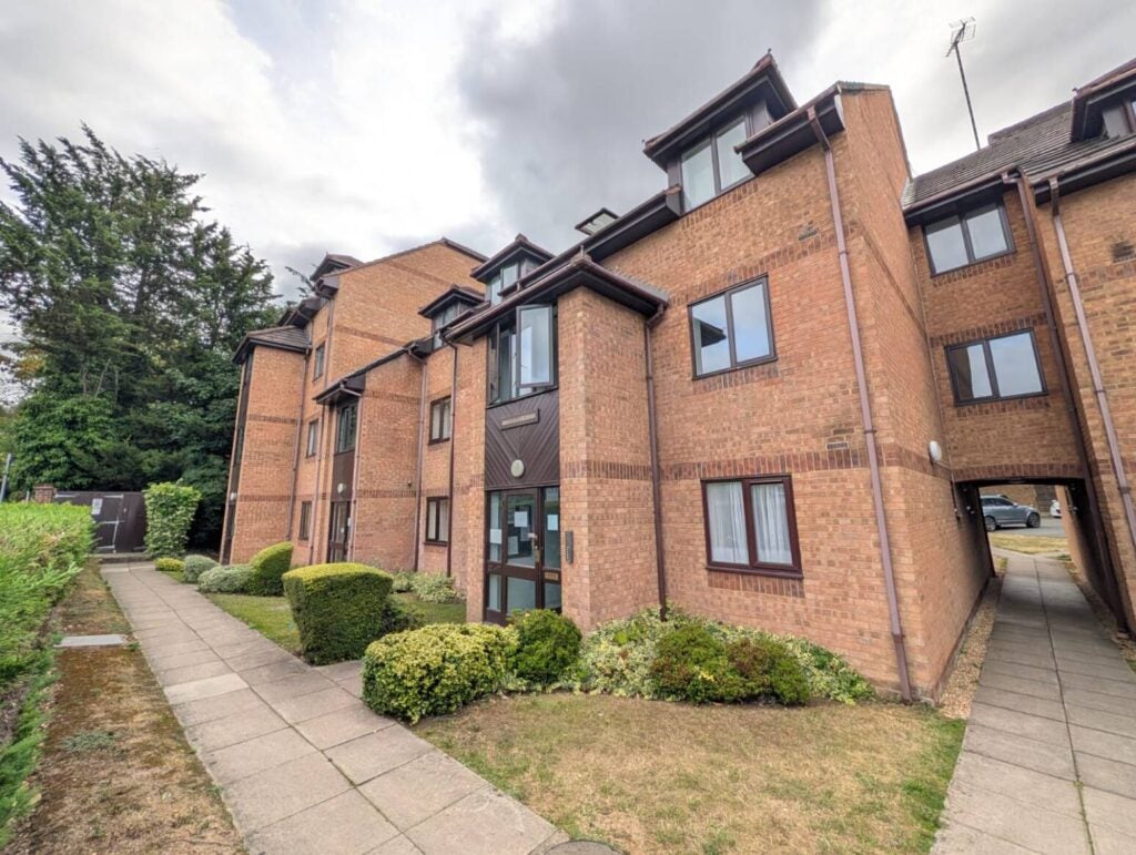 Flat Sydney Road in Watford