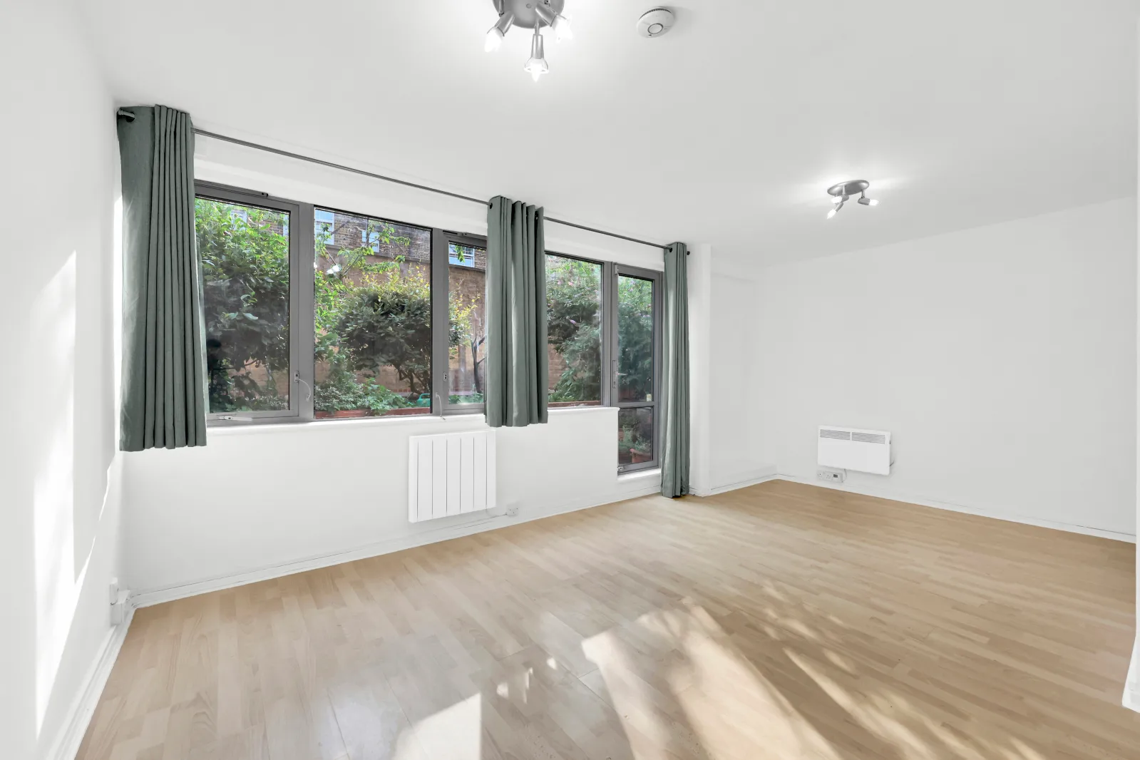 Flat Park Village Mews in Greater London
